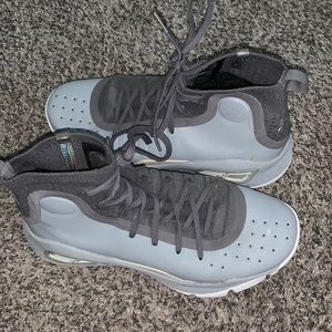 Size 9 Women’s Steph Curry basketball shoes! Grey and white color way.